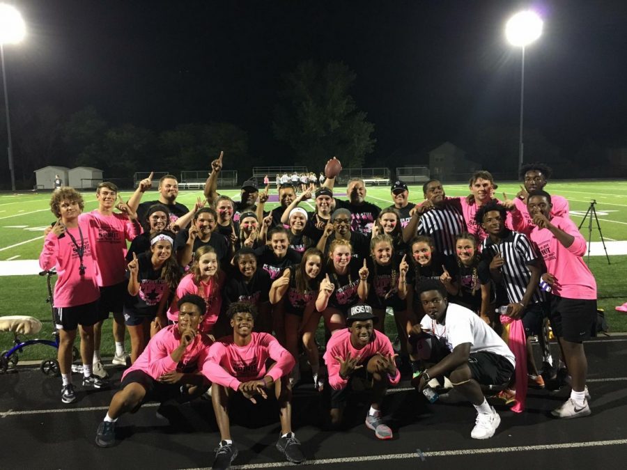 The+senior+PowderPuff+players%2C+referees+and+dancers+gather+for+a+photo+to+carry+on+a+tradition.+