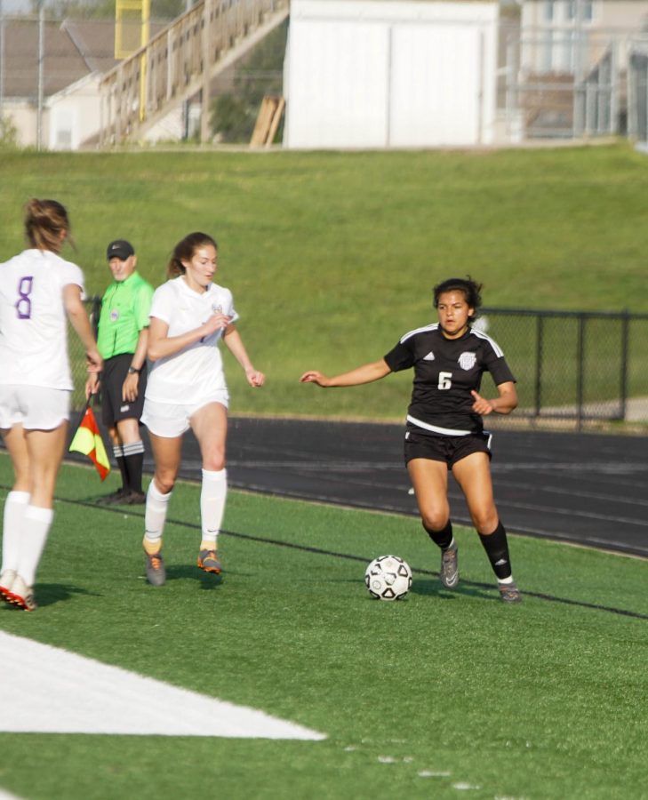 Senior Paloma Dean weaves through Spring Hill players while looking for an open teammate. 