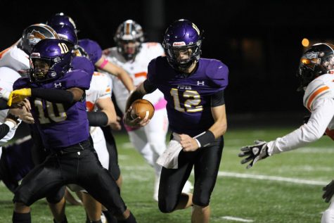 Senior quarterback Blake Porter looks to score against the Bonner Braves. The Pirates face off against the St. James Thunder on Nov. 12. Photo by Olivia Blankenship