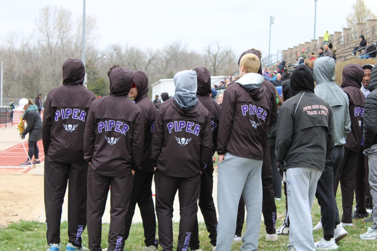 Team+members+gather+at+a+track+meet.